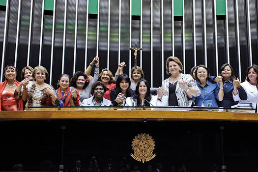 Integrantes da bancada feminina tentam negociar mudança no cálculo de benefício