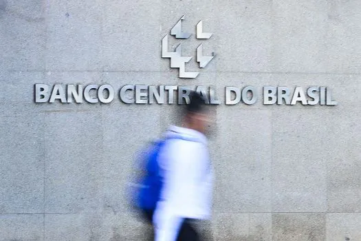 Estímulos fiscais temporários pressionam inflação, diz Banco Central