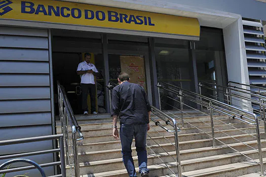 Bancos funcionam hoje e fecham nesta terça-feira e no dia 1º