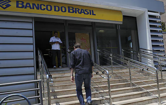 Bancos funcionam hoje e fecham nesta terça-feira e no dia 1º