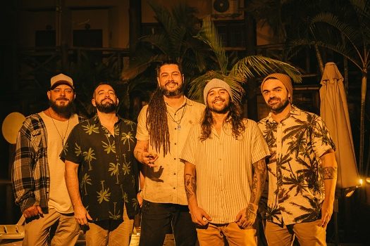 Macucos lança o single “Deixa Ela” com participação da banda Maneva