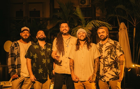 Macucos lança o single “Deixa Ela” com participação da banda Maneva