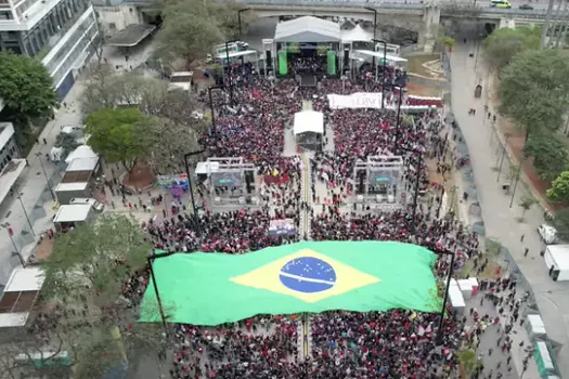 Comício de Lula em SP tem verde-amarelo e bandeira do Brasil