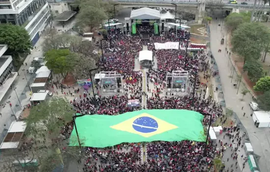 Comício de Lula em SP tem verde-amarelo e bandeira do Brasil