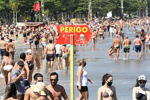 Aglomeração em praias de SP preocupa governo do Estado