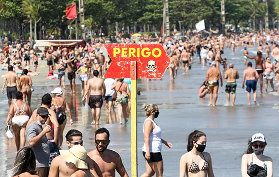 Aglomeração em praias de SP preocupa governo do Estado