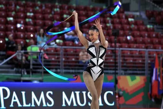 Bárbara Domingos faz história e é campeã na Copa do Mundo de ginástica rítmica na fita