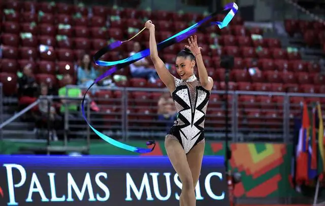 Bárbara Domingos faz história e é campeã na Copa do Mundo de ginástica rítmica na fita