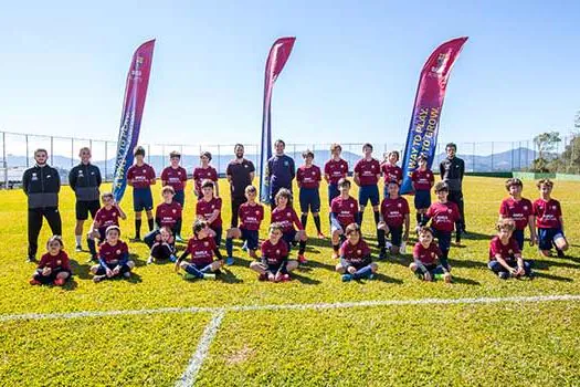 Futebol Clube Barcelona promove semana de treinamento para crianças e jovens