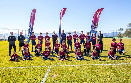 Futebol Clube Barcelona promove semana de treinamento para crianças e jovens