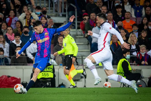 Borré faz golaço, Eintracht vence e elimina Barcelona no Camp Nou