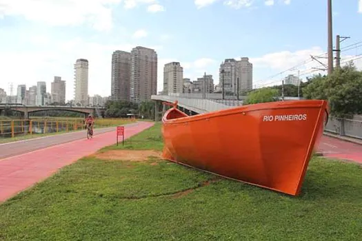 Artista atraca barco às margens do Rio Pinheiros como crítica à poluição