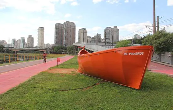 Artista atraca barco às margens do Rio Pinheiros como crítica à poluição