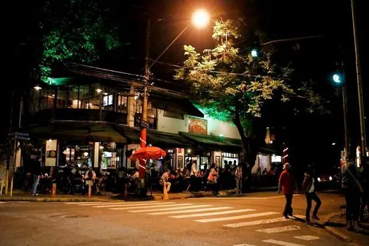 Vila Madalena lota no 1º dia de horário estendido de bares em SP