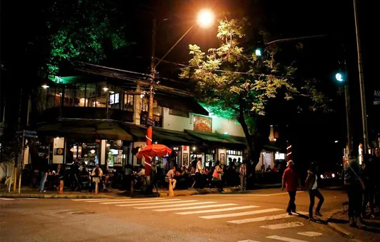 Vila Madalena lota no 1º dia de horário estendido de bares em SP