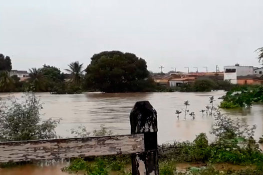 Chuvas causam rompimento parcial de barragem na Bahia