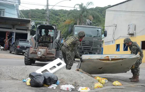 Forças Armadas destroem barricadas na zona oeste do Rio