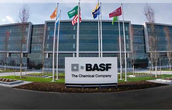 Basf interrompe novos negócios na Rússia e em Belarus