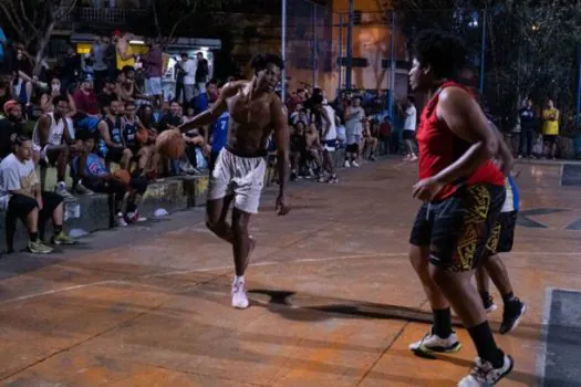 Jogador da NBA participa de partida de basquete em Diadema