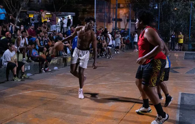 Jogador da NBA participa de partida de basquete em Diadema