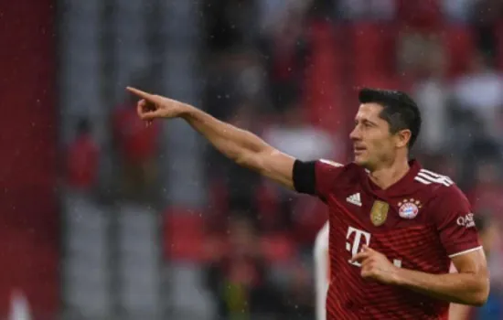 Lewandowski marca pelo 12° jogo seguido