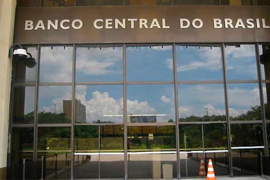 Bancos não podem deixar de atender presencialmente