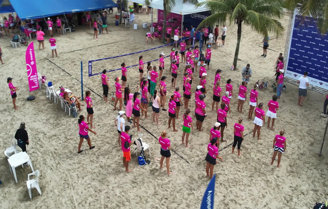 Torneio de Beach Tennis com o tema menopausa reúne centenas de mulheres no litoral de SP