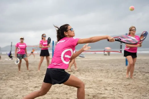 Torneio de beach tennis com o tema menopausa reúne mulheres nas areias de Santos