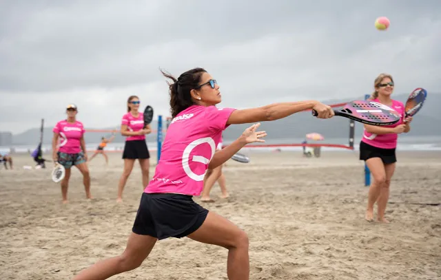 Torneio de beach tennis com o tema menopausa reúne mulheres nas areias de Santos