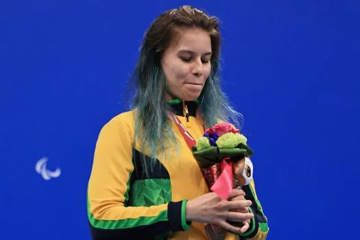 Beatriz Carneiro supera irmã gêmea e conquista bronze na Paralimpíada