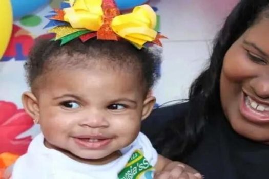 Bebê de 14 meses morre em Nova York depois de avó esquecê-la em carro durante oito horas