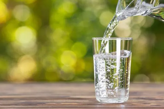 Beber água é apenas um dos cuidados para se evitar desidratação e hipertemia