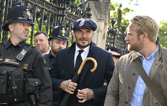 Beckham se junta a milhares de ingleses para se despedir da rainha Elizabeth II