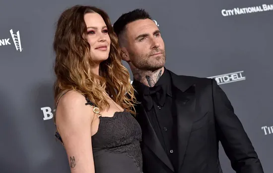 Behati Prinsloo crê não ter havido “contato físico” em traição de Adam Levine