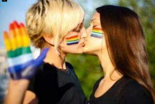 Estudantes detidas por beijo gay pedem indenização de R$ 2 mi a Feliciano