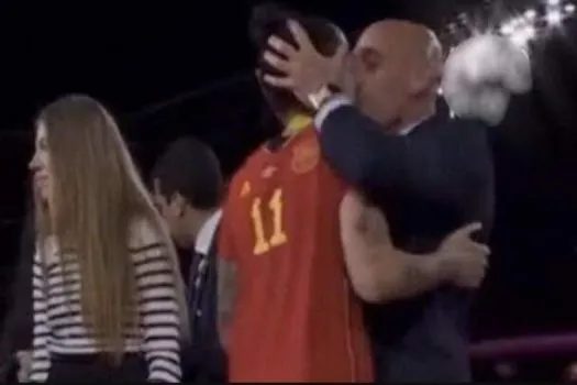 Presidente da Federação Espanhola se desculpa por beijar atleta campeã