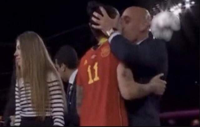 Presidente da Federação Espanhola se desculpa por beijar atleta campeã