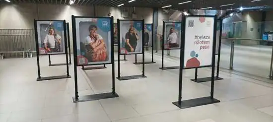 Estações da Linha 4-Amarela recebem exposição Beleza não Tem Peso