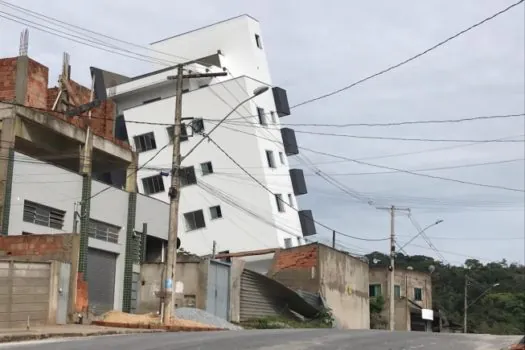 Prédio em construção tomba em Betim (MG) e vizinhos são retirados às pressas