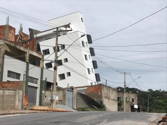 Prédio em construção tomba em Betim (MG) e vizinhos são retirados às pressas