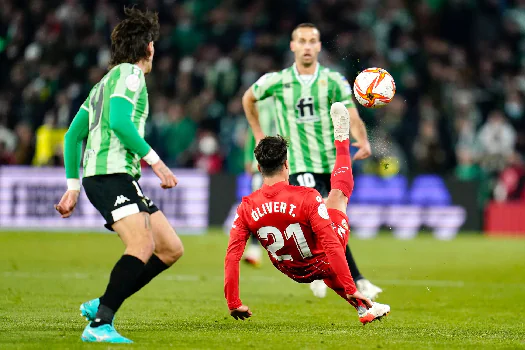 Torcida do Betis arremessa barra em jogador do Sevilla e clássico é suspenso