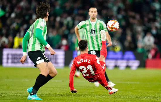 Torcida do Betis arremessa barra em jogador do Sevilla e clássico é suspenso