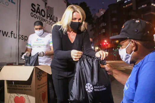 Fundo Social distribui mochilas solidárias na Praça Marechal Deodoro