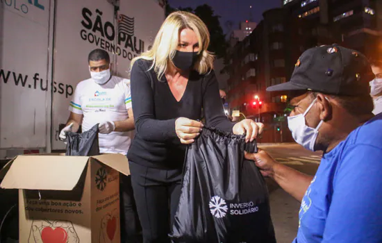 Fundo Social distribui mochilas solidárias na Praça Marechal Deodoro