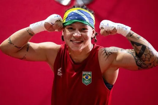 Bia Ferreira se divide entre boxe profissional e olímpico pelo sonho do ouro