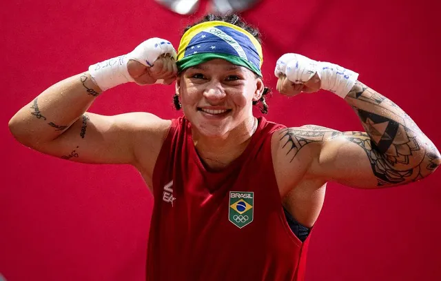 Bia Ferreira se divide entre boxe profissional e olímpico pelo sonho do ouro