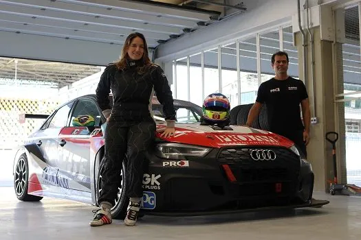 Bia Figueiredo é a primeira mulher a pilotar na TCR South America