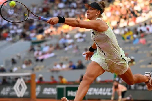 Bia Haddad luta, mas perde da número 1 do mundo e cai na semifinal de Roland Garros