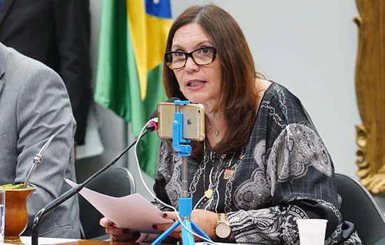 PSL estuda expulsar Bia Kicis após voto contrário ao Fundeb