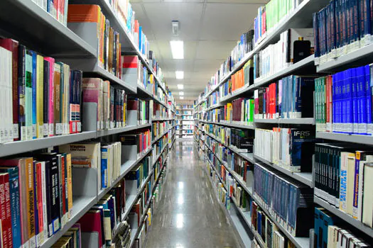 Concurso público reforça a importância do acesso à biblioteca de faculdade